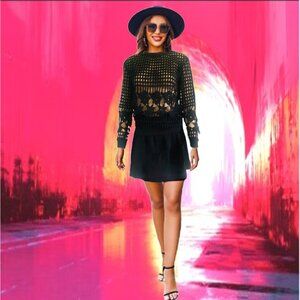 IN STYLE Fashion-Forward Open Weave Floral Motifs Grid Pattern Black Top Sz M